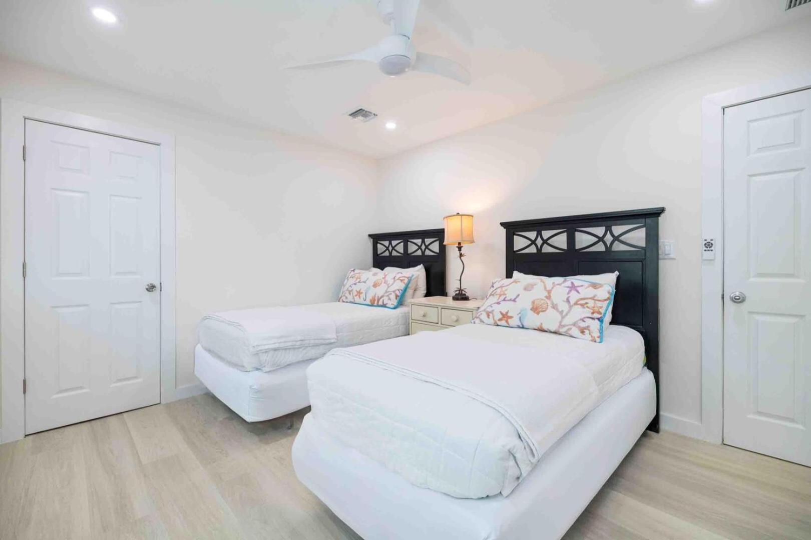 Thatch Hill - Renovated Beach House With Pool, Short Walk To The Rum Point Club Driftwood Village Ngoại thất bức ảnh
